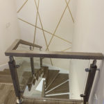 Ограждение на лестнице , нержавейка труба , диаметр 38 мм , в окладе из ясеня