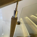 закреплено  на стеклодержателях, нержавеющая сталь