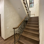 Выполнена облицовка бетонной лестницы