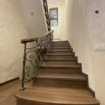 Выполнена облицовка бетонной лестницы