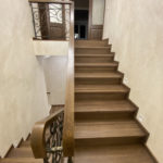 Окрас элементов с использованием морилки и лаков фирмы OЕСЕ, любезно предоставленной компанией Ниссон