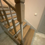 Балясины сосновые на трубе из нержавеющей стали, поручень сосновый