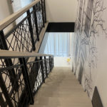 Ступени заглублены в тело металическогл основания лестницы