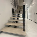 Выполнена облицовка металлического каркаса лестницы