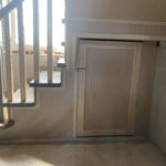 Столбы парадные , балясины , плинтус , сорт древесины сосна.