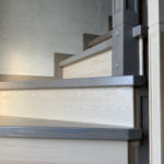 Облицовка металлического каркаса лестницы