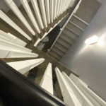 покрыт эмалью на белый грунт