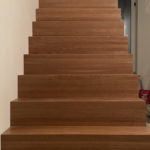 исполнена лубовыми стенями и подступёнками