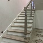 Сделана облицовка , металлического каркаса лестницы