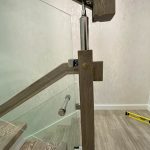 Стекло калёное 8 мм толщиной , коепление к массиву с помощью нержавеющего крепежа , предоставленной компанией "Перилглавснаб"