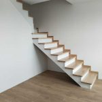 Отделка металлического каркаса лестницы . Сорт ступеней , ясень срощенный , подступенки Мдф, покрытие эмаль . плинтус соновый . Покрашено морилкой. и лаком для лестнтиц , 10% блеска.